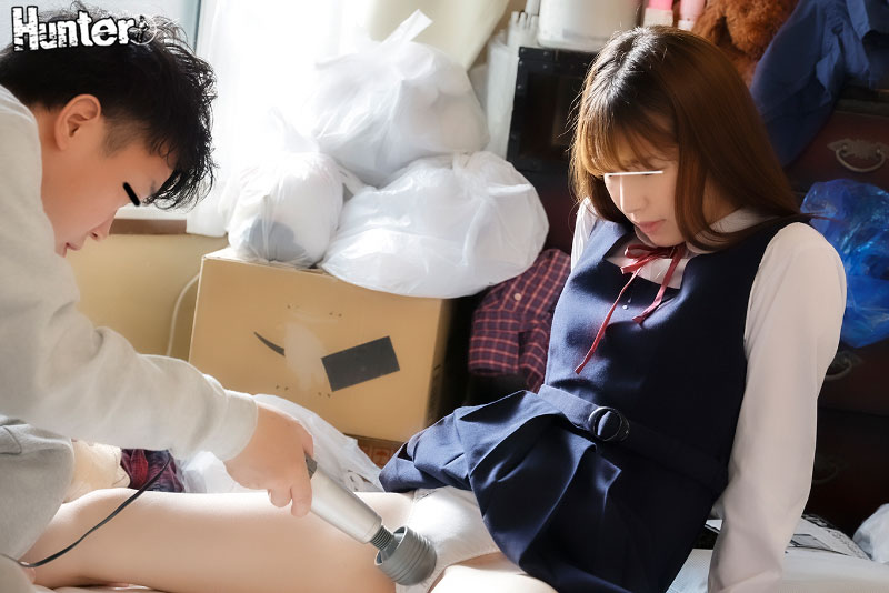 「この部屋なんか股間がムズムズしてくる…」ボクの恥ずかしい汚部屋に興奮を覚えた近所の女の子とその友達に芋づる式中出し！昔よく遊んだ近所の女子 - Image 4