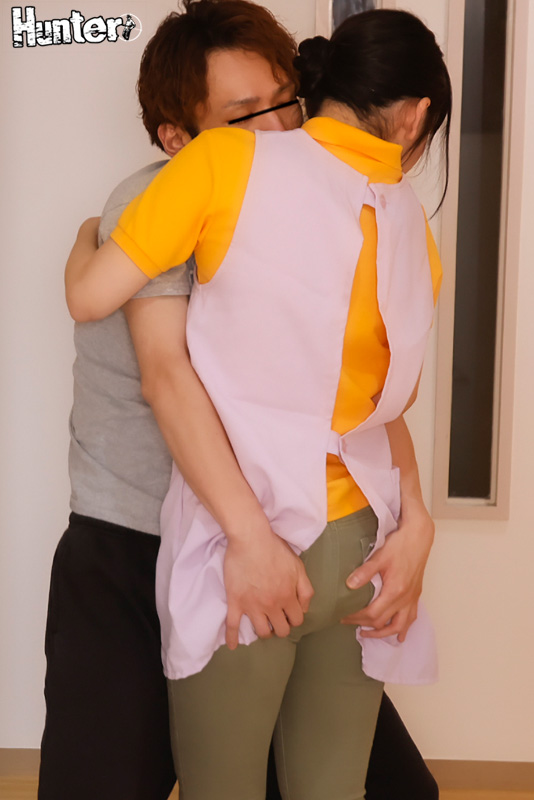 腰が痛いフリして介護士を呼んだら超ウブで超献身的な美人介護士がやってきた！おっぱい触ったりお尻触ったり髪の毛の匂い嗅いだり抱きついたり… - Image 6