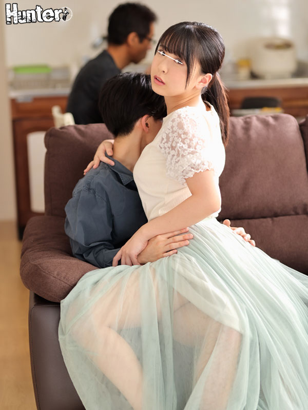 『あっダメ！激しく突いたらバレちゃう…』義妹がロングスカートの中でこっそり即ハメ要求！親の目の前でバレずにドキドキのこっそり連続イキ！4 - Image 4