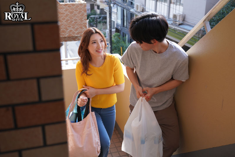 隣に引っ越してきたスレンダー美女は、明るい雰囲気を出しながらもいつも寂しげ・・・元人妻と我を忘れて中出しセックス - Image 2