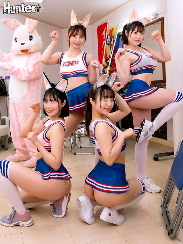 着ぐるみバイトはエッロいチアガールと楽屋が一緒！しかもカワイイ着ぐるみで油断したのか目の前で生着替え！脱ぐのを忘れてガン見でフル勃起！ - Image 2