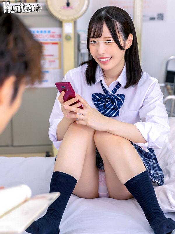 保健室登校のボクが保健室で女子と２人きり！保健室のベッドで無警戒にパンチラや胸チラする女子に日々悶々！勉強どころではありません！そんなの… - Image 3