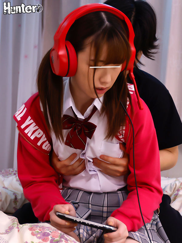 お尻を突き出しサイレントおねだり！ゲームに夢中でボクの話を無視するゲーマー妹。頭にきて妹のチクビを触ったけど無視！でも実は感じていたらしく… - Image 5