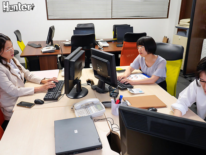 口止めがわりの逆３P！同期の女子社員たちが残業中のオフィスでレズセックスに夢中になっているのを見てしまったボク - Image 3
