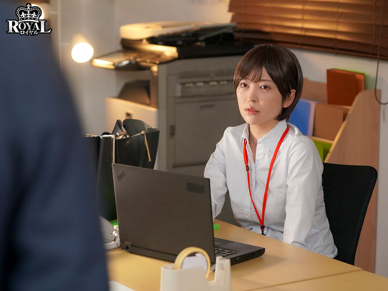 ボーイッシュで生意気なパンツスーツ女子は想像以上の色白美脚とむっちむち爆尻ナイスボディ - Image 18