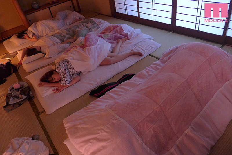 布団の中の初恋 クラスで憧れの同級生女子に布団の中でニヤニヤ逆夜這いされて毎晩中出ししまくった修学旅行の夜 - Image 8