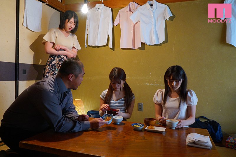 服従のW美少女　再婚し幸せな母の知らない所で絶倫オヤジ（義父）に犯され続けている私たち - Image 11