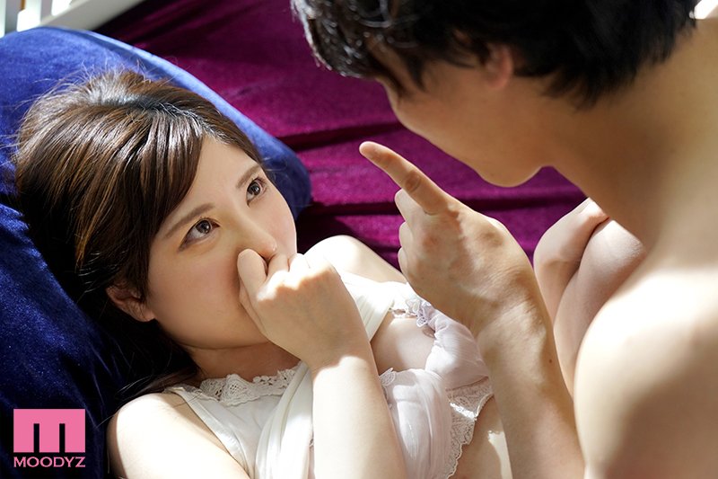 あの日彼女は、僕が実家に帰省中のときに同棲中の自宅で絶倫親友とハメまくって何度も中イキ昇天しまくっていた - Image 2