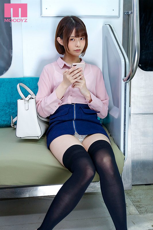 深夜2人きりの終電車両　ほろ酔いOLにパンチラ盗撮がバレていた！しかし見せつけ誘惑してくるので勃起チ○ポ出してみたらハメれた - Image 2