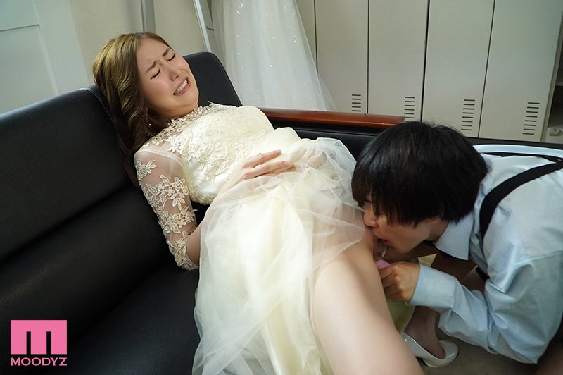 結婚式中、親族が側にいるのにワレメ大好きショタ坊のスカート潜入膣いじりで痙攣失禁させられるイクイク花嫁 - Image 2