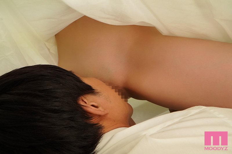 結婚式中、親族が側にいるのにワレメ大好きショタ坊のスカート潜入膣いじりで痙攣失禁させられるイクイク花嫁 - Image 5