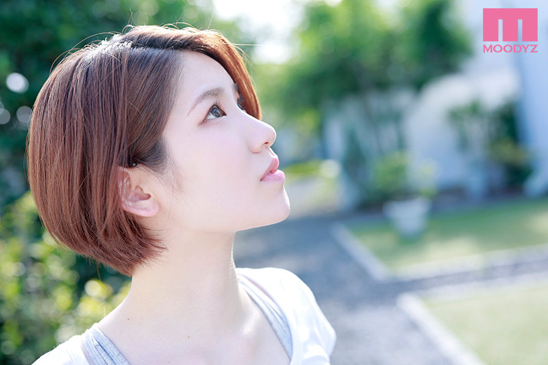新人 1度ハメたらもう一度ハメたくなる！ 自然体なのにAV男優でさえ仕事を忘れるSEXの天才！AV DEBUT - Image 3