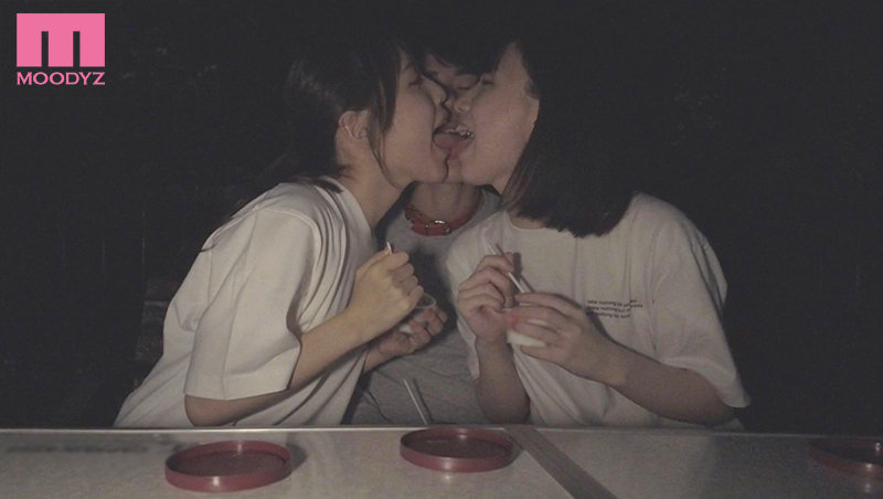 女子会してるお宅にM男くんが突撃参加！ お泊り女子会で夕方から朝がくるまで一日中犯されて小悪魔中出しされる！ - Image 6