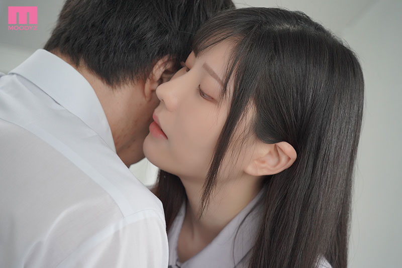 初めて彼女ができたのに…美人教師の囁き誘惑に負けて何度も何度も浮気中出ししてしまった… - Image 2