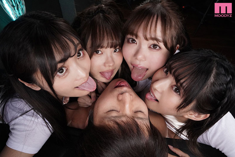 美尻ガールズバー美少女ハーレム　肉尻揺らして腰を振る密着挟み撃ちプレスで何度も射精せるスケベ接客 - Image 9