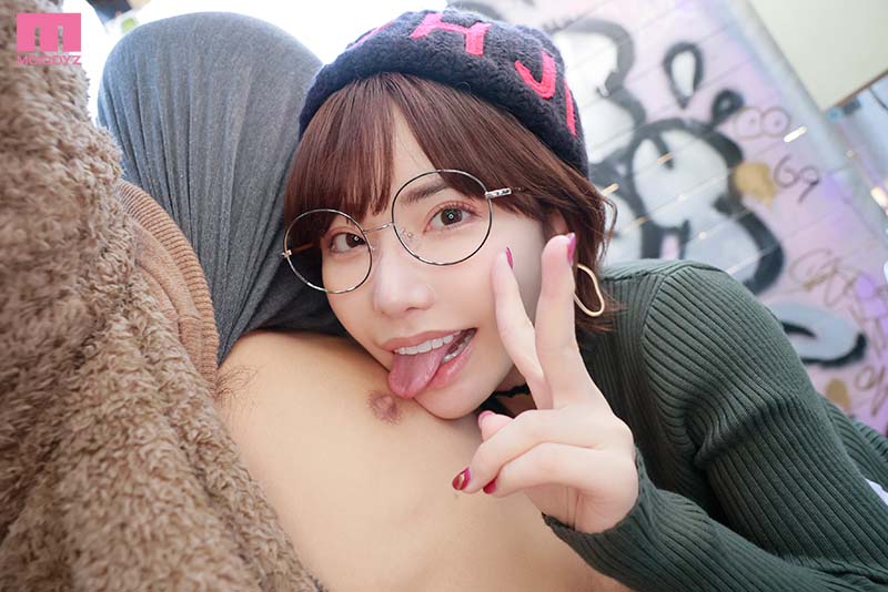 「もう吹いてるってばぁ！」深田えいみの逆ナン逆レイプ痴女ドキュメント　 拘束され身動き出来ず、いきなり連射＆男潮で犯されちゃったボク - Image 2