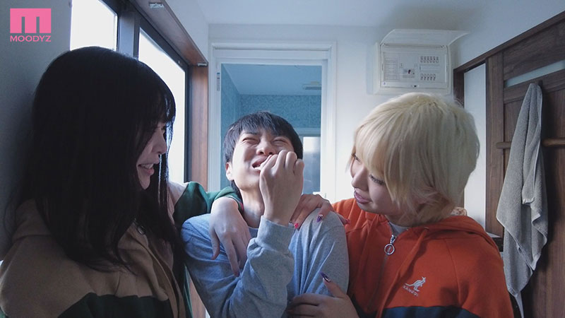 女子会してるお宅にM男くんが突撃参加！ お泊り女子会で夕方から朝がくるまで一日中犯されて小悪魔中出しされる！ - Image 10