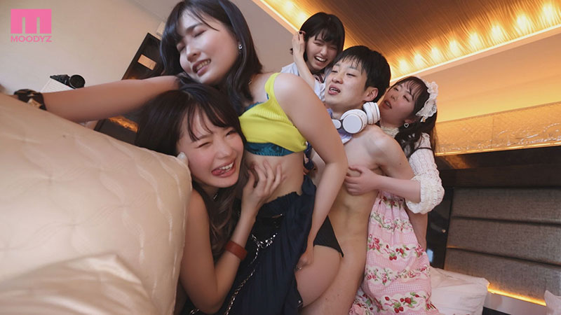 女子会してるホテルにM男くんが突撃参加！ 誰とパコるか5秒で決めろッ 小悪魔4人に一日中犯されるハーレム中出し女子会 - Image 7
