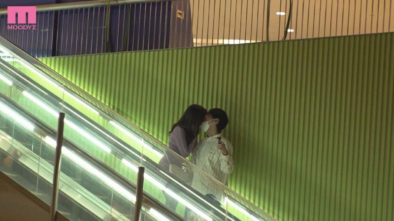 あれ？外なのにおっきしてる 彼女が在宅の2日間、セフレ志願の彼女の親友と密着囁き誘惑デートで勃起させられたら即近くのホテルで何度も何度も中出ししまくった。 - Image 4