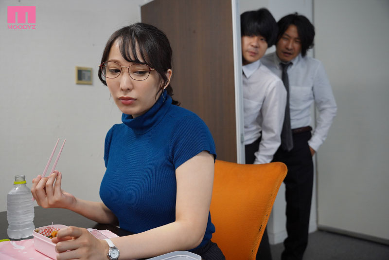 デカ尻女上司の不倫を知ってしまった部下を次々ベロキス封鎖 杭打ち騎乗位中出しで口止め! - Image 2