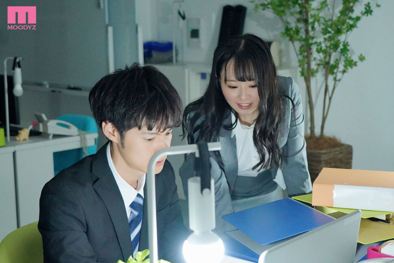 終電逃して同僚の部屋にお泊り ノーブラ部屋着に我慢できずコンドーム使いきるまでヤリまくった - Image 2