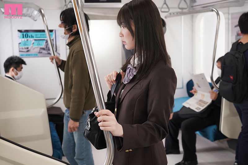 痴漢の指マンがストライクすぎて…声も出せず糸引くほど愛液が溢れ出し堕とされた私 - Image 2
