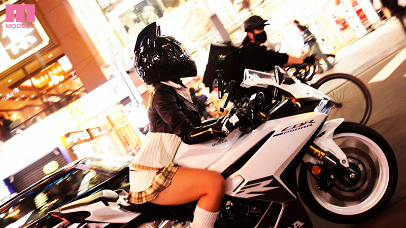 M男くんを犯しにバイクに乗ってやってくる 極限露出で男漁り爆乳痴女ライダー - Image 2