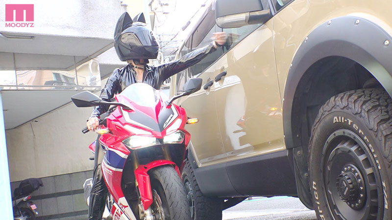 M男くんを犯しにバイクに乗ってやってくる 極限露出で男漁り爆乳痴女ライダー - Image 3