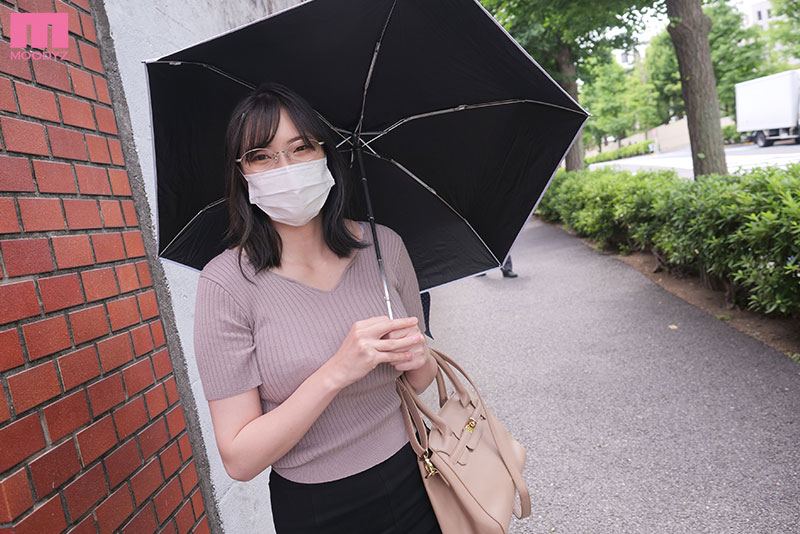 練馬の真面目な事務職 OL さん。脱いだら凄い地味メガネ巨乳。推定 H カップ。経験人数 3 人。オナニーしない。 もちろん SEX は彼氏だけ。 都合の良いオンナが、ぶるぶるガン突かれ、絶倫チ○ポでイキ狂いデビュー。 - Image 4