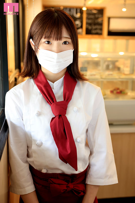 新人　ミ〇ュ〇ン2つ星店で修行中の顔バレNGパティシエ素人娘　性欲強すぎて勢いでマスク取っちゃっておっぱい丸出し中出しAV debut!! - Image 2