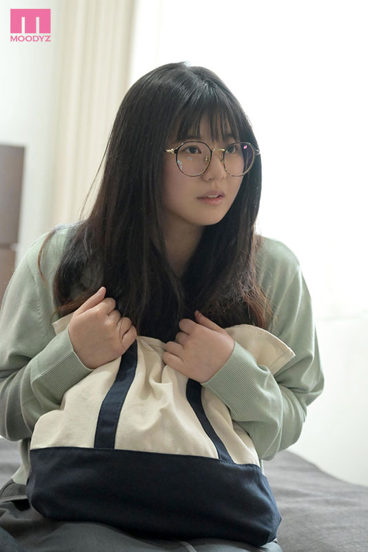 新人 古書店で立ち読みしている眼鏡っ娘インキャJDをナンパしたら、官能小説でオナニーしてる隠れ巨乳で大量潮吹く変態ちゃんだった件 ひなちゃん - Image 3