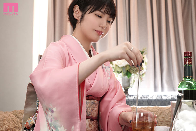 新人 あの有名俳優も足繁く通う会員制の六本木某高級クラブで働くおじさん大好き若ママが着物を脱いでAVデビュー！ - Image 2
