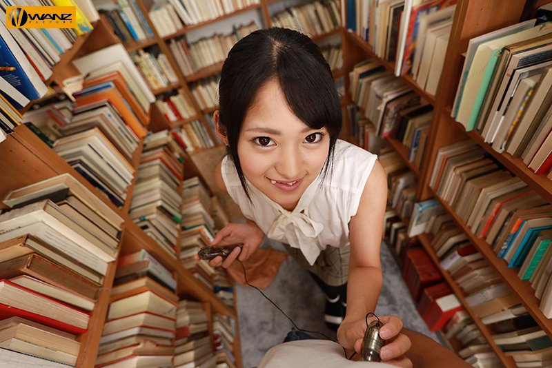 声を出したら絶対アウト！！ カノジョがすぐそばにいるのに…静寂の図書館でメガネ文学少女に痴女られまくりVR - Image 9