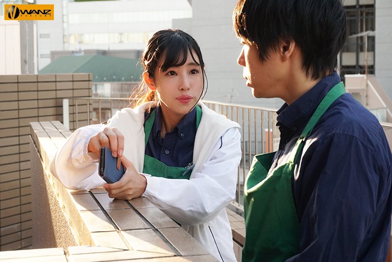 終電を逃した僕を泊めてくれたバイトの先輩… ノーブラ部屋着から弾け出たおっぱいブルンに我慢できず夜明けまでヤリまくった! - Image 2