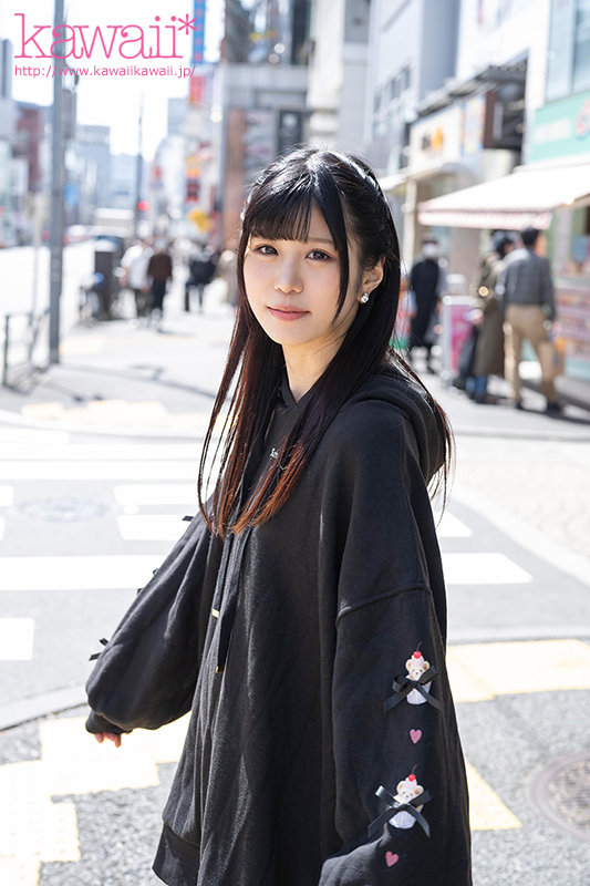 パーカー脱いだら超スリムBODY!!クレープ屋でバイトする等身大の女子大生 めちゃんこイキまくる大痙攣3本番debut!! - Image 2