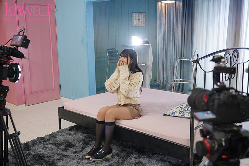 ニコッと笑ってプルンッと揺れる Hcup巨乳少女 20歳の約束AVデビュー - Image 4