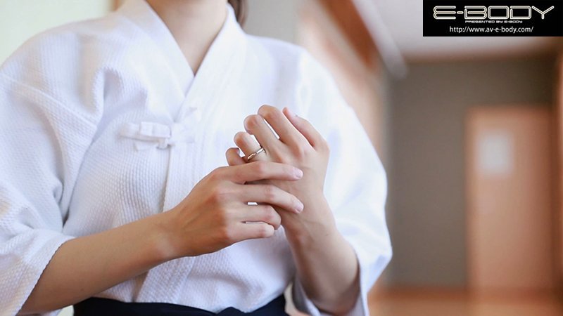 出産後も引き締まったアスリートボディ 剣道全国大会準優勝!スレンダーFcup母乳若妻E-BODYデビュー - Image 4