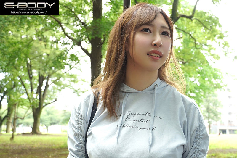 新人 AVに出演するか悩んで623日…やっぱり女優さんになりたい！夢もおっぱいも大きいおっとり色白女子大生 AVデビュー - Image 5