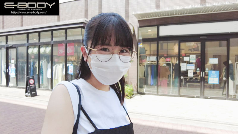 初めて出来た彼女を脱がしたら…　着衣からは想像できない色白美巨乳だしメガネ姿からは想像できない可愛い素顔 大興奮の僕は性欲尽きるまでハメまくった - Image 2