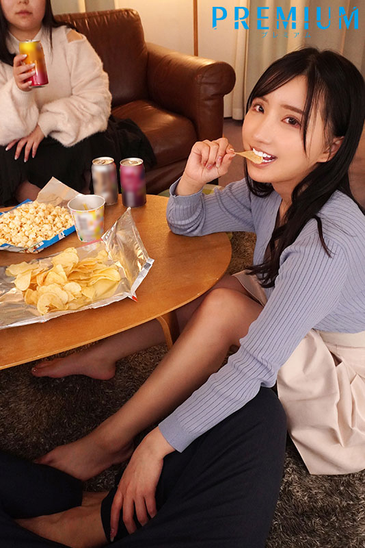 彼女が至近距離にいるのに密着＆ゾクゾク囁き！背徳感で気持ちよすぎる中出し誘惑 - Image 3